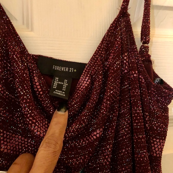 Sparkling maroon colored form fitting dress. - Picture 4 of 4